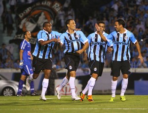 Marco Antonio (D) comemora gol de Léo Gago (Foto: Lucas Uebel/Divulgação, Grêmio)