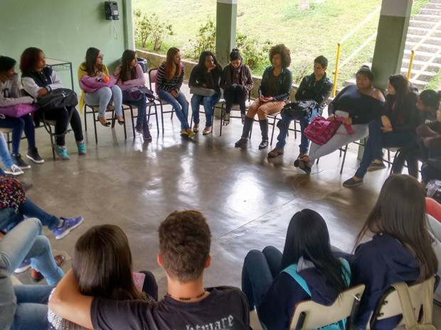 Nesta segunda-feira (31), alunos que ocupam a Escola Estadual Edmundo Gouvea Cardilo, em Poços de Caldas, participaram de palestra sobre racismo; estudantes têm organizado atividades nas escolas (Foto: Ocupa Edmundo/Poços de Caldas) Nesta segunda-feira (31), alunos que ocupam a Escola Estadual Edmundo Gouvea Cardilo, em Poços de Caldas, participaram de palestra sobre racismo; estudantes têm organizado atividades nas escolas (Foto: Ocupa Edmundo/Poços de Caldas)