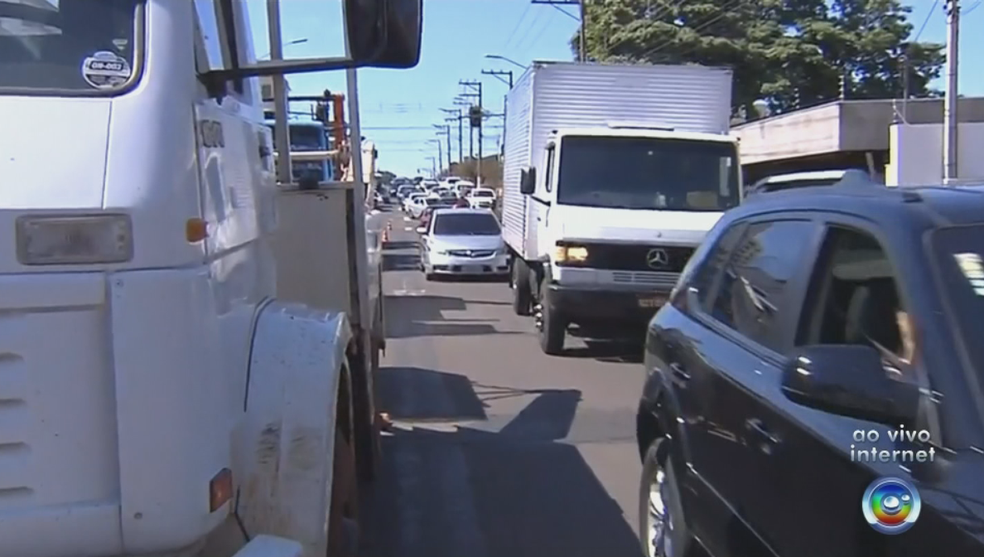 Apenas uma das faixas de avenida de Assis está interditada (Foto: Reprodução/TV TEM)