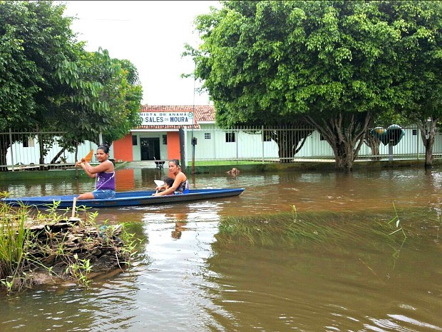 Rua que dá acesso à unidade de saúde está inundada  (Foto: Susam/Divulgação)