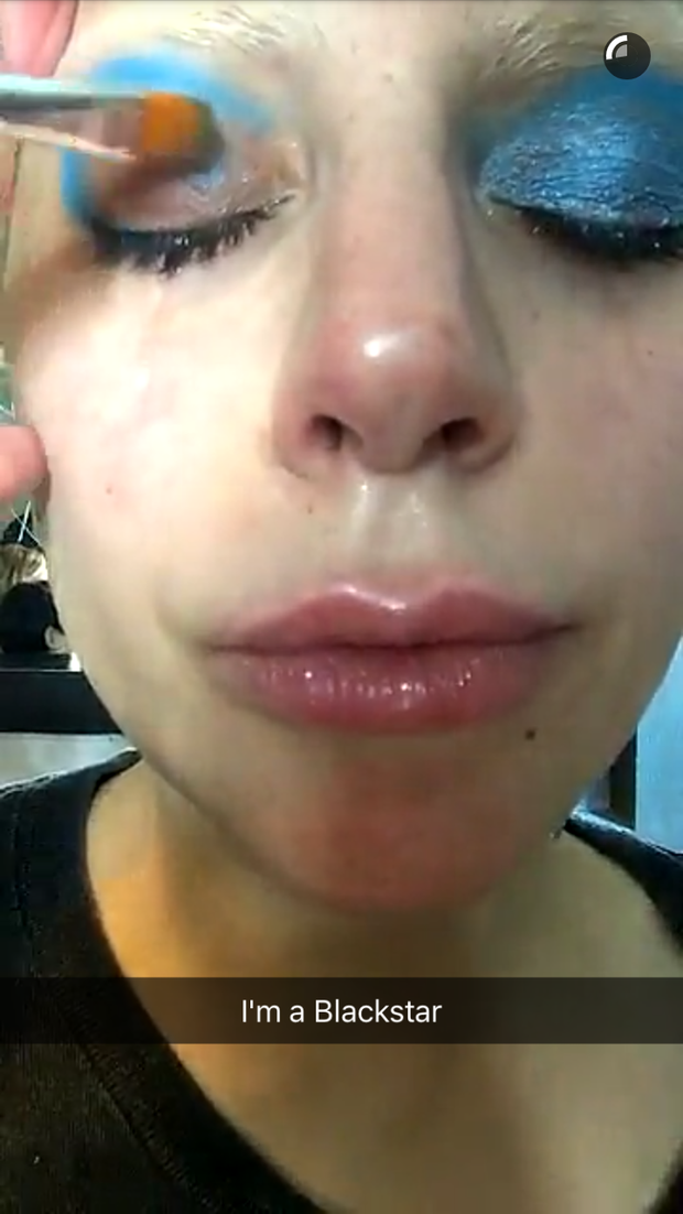 EGO - Lady Gaga chora durante maquiagem em homenagem a 