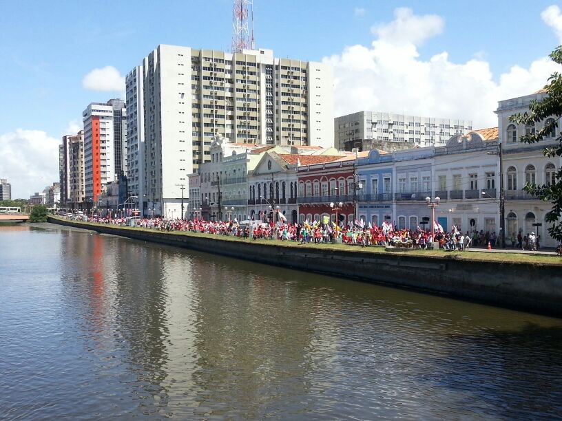 Passeata passa pela Rua da Aurora, para seguir em direção ao Palácio das Princesas. (Foto: Katherine Coutinho / G1)