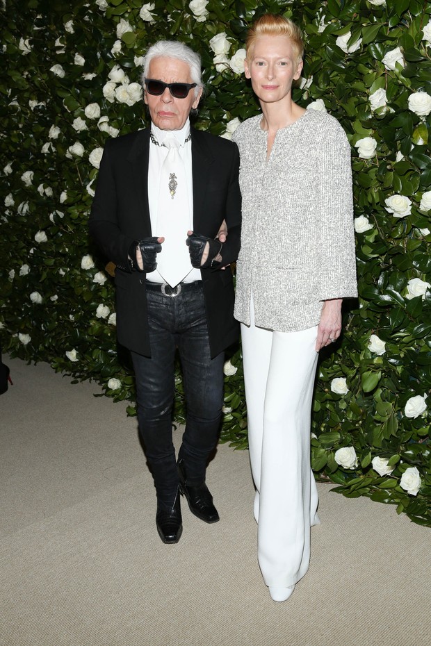 Tilda Swinton e Karl Lagerfeld em festa em Nova York, nos Estados Unidos (Foto: Rob Kim/ Getty Images/ AFP)