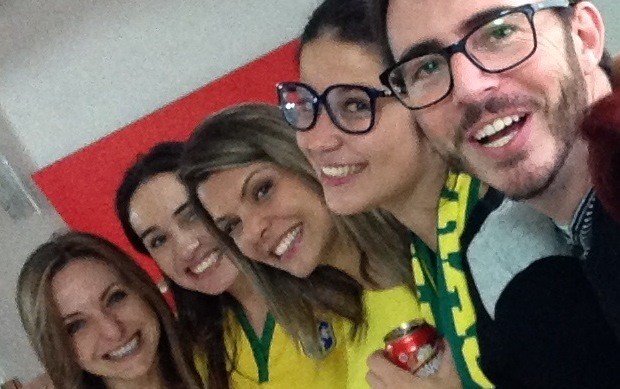 Equipe da RBS TV vestiu verde e amarelo para os jogos (Foto: Arquivo Pessoal/Divulgação)