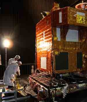 Satélite Cbers-3 no Laboratório de Integração e Testes (LIT) em São José dos Campos (SP) (Foto: Divulgação/Inpe)