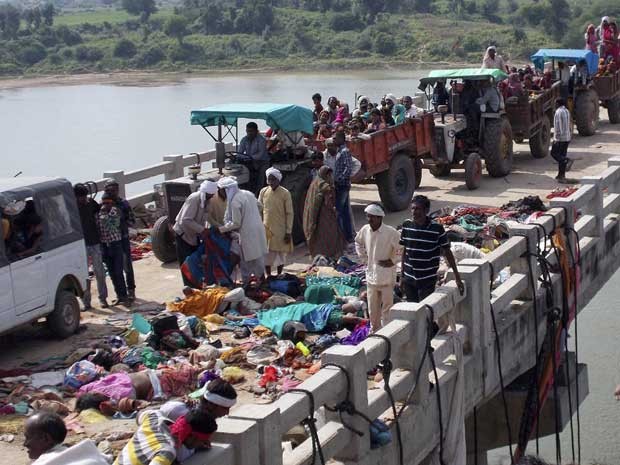 Tumulto sobre ponte causou centenas de mortes na Índia. Autoridades ainda investigam motivo do corre-corre. (Foto: Reuters)