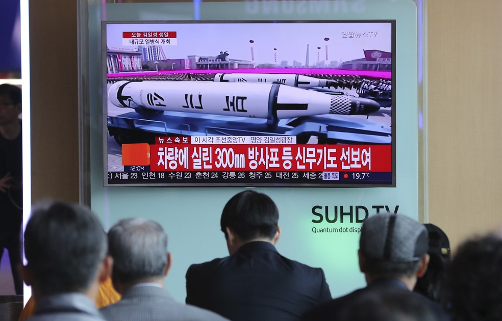 Norte-coreanos acompanham prada militar pela televisão (Foto: AP/Lee Jin-man)