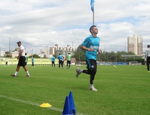 lateral Pará, do Grêmio, durante treino no Estádio Olímpico (Foto: Eduardo Cecconi/Globoesporte.com)