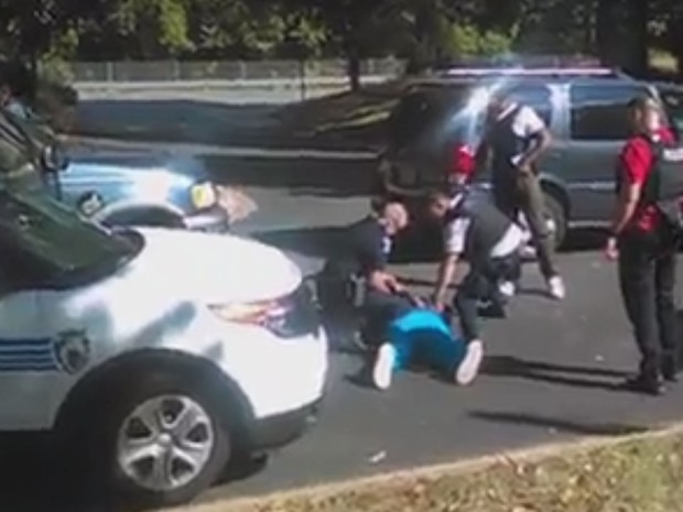 Keith Lamont Scott já no chão, após ser baleado por policiais em Charlotte (Foto: Reprodução/MSNBC)