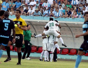Jogadores do Coritiba comemoram gol, enquanto atletas do Londrina reclamam com o árbitro (Foto: Divulgação / Site oficial do Coritiba)