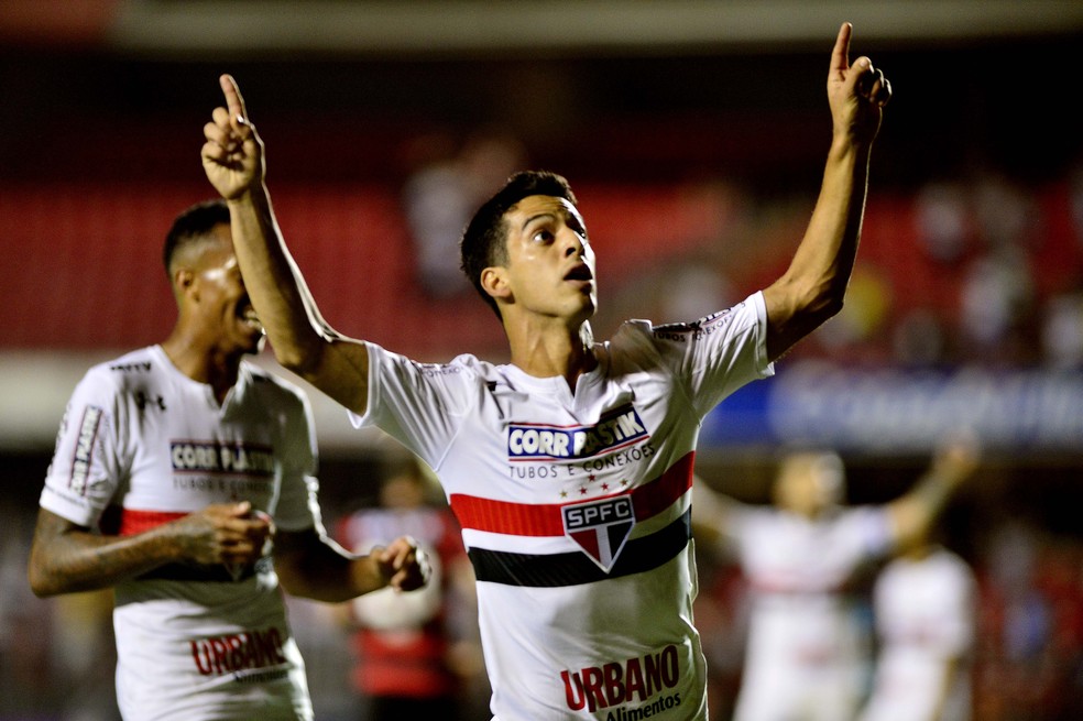 Thomaz comemora gol do São Paulo sobre o Vitória: 1 a 0 no Morumbi (Foto: Marcos Ribolli)