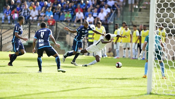 Comentaristas divergem sobre falta em Jô: pênalti ou 