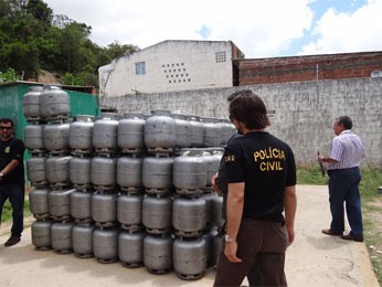 Operação da Polícia Civil encontra venda irregular de gás (Foto: Katherine Coutinho / G1 PE)
