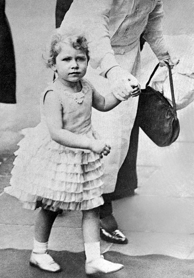 Aos 4 anos de idade, quando ainda era uma princesa britânica, a rainha Elizabeth II é vista passeando em Londres (Foto: AFP/Arquivo)