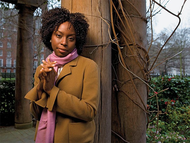 MÁ EDUCAÇÃO A escritora Chimamanda Adichie, fotografada  em  Londres,  em 2012. Ela diz  que as mulheres  são criadas  para agradar  aos homens (Foto: Richard Saker/REX)