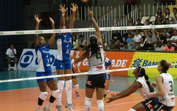 Paula Pequeno vôlei (Foto: Fabio Leme)