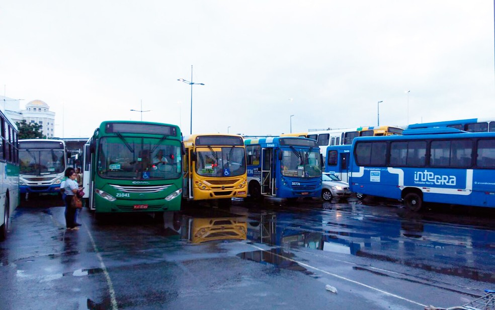 Ônibus em Salvador estão parados na região do Iguatemi (Foto: Henrique Mendes/G1)