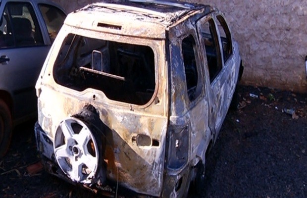 Criminosos encontraram carro da vítima queimado em Rio Verde (Foto: Reprodução/ TV Anhanguera)