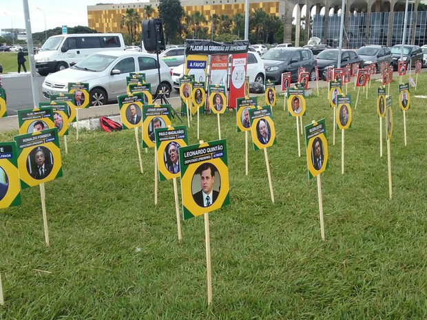 Fotos de deputados da comissão que analisa impeachment da presidente Dilma Rousseff afixadas em gramado próximo ao Congresso Nacional (Foto: Fernando Caixeta/G1)