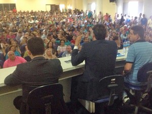 Professores da Rede Municipal de João Pessoa, decidiram por unanimidade manter a greve durante assembleia realizada na terde desta terça-feira (7) (Foto: Walter Paparazzo/G1)