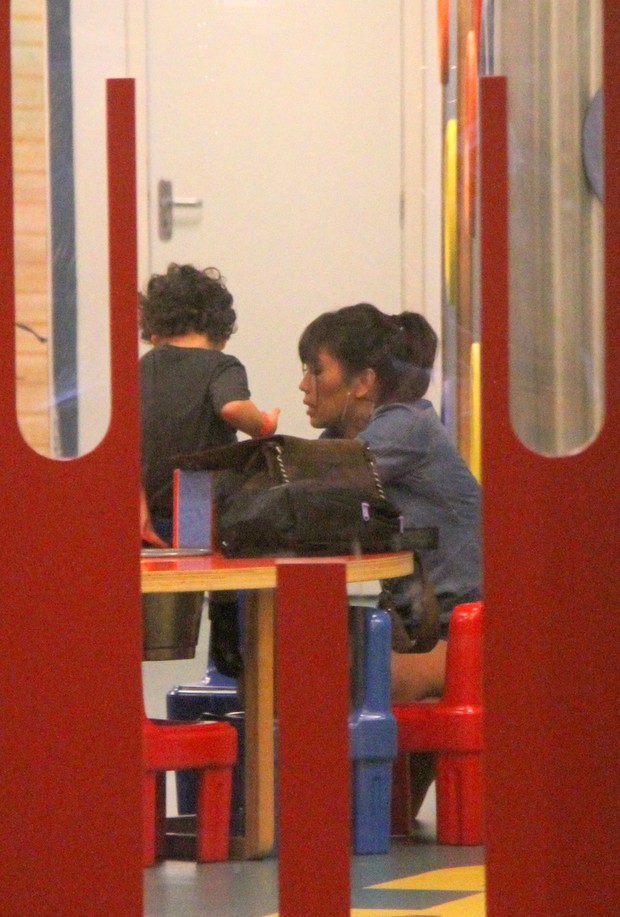 Danielle Suzuki passeia com o filho (Foto: Daniel Delmiro / AgNews)