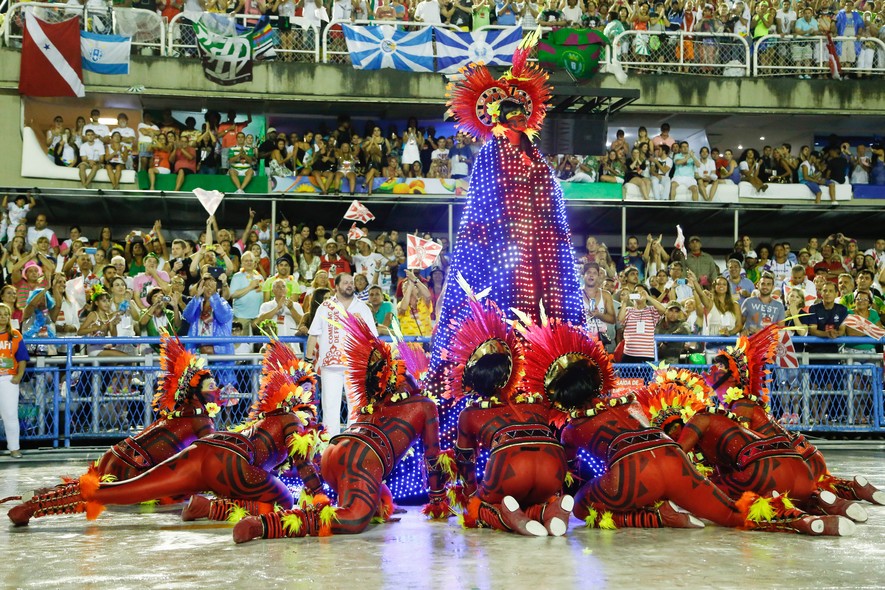 A comissão de frente da Acadêmicos do Salgueiro entrou na Sapucaí com alta tecnologia: um cobertor de LED pesando 100 kg que alterava projeções de acordo com a coreografia