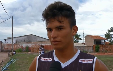Douglas, zagueiro do São Raimundo (Foto: TV Tapajós/Reprodução)