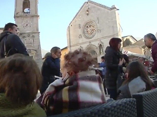 In this image made from video, residents who fled from their houses gather in a square in front of a damaged church in Norcia, Italy, Sunday, Oct. 30, 2016 after a powerful earthquake with a preliminary magnitude of 6.6 rocked central and southern Italy f (Foto: Sky Italia via AP)