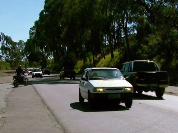 Faróis ligados à luz do dia voltaram a ser obrigatórios em todo o país em rodovias que possuam sinalização indicativa (Foto: Reprodução EPTV/Carlos Cazelato)