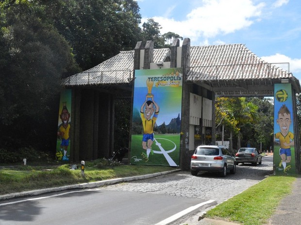 Pórtico de Teresópolis é ornamentado com imagens de jogadores. (Foto: Divulgação/Secom)