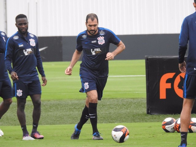 Sem jogar há nove meses, Danilo não tem data para voltar ao Corinthians