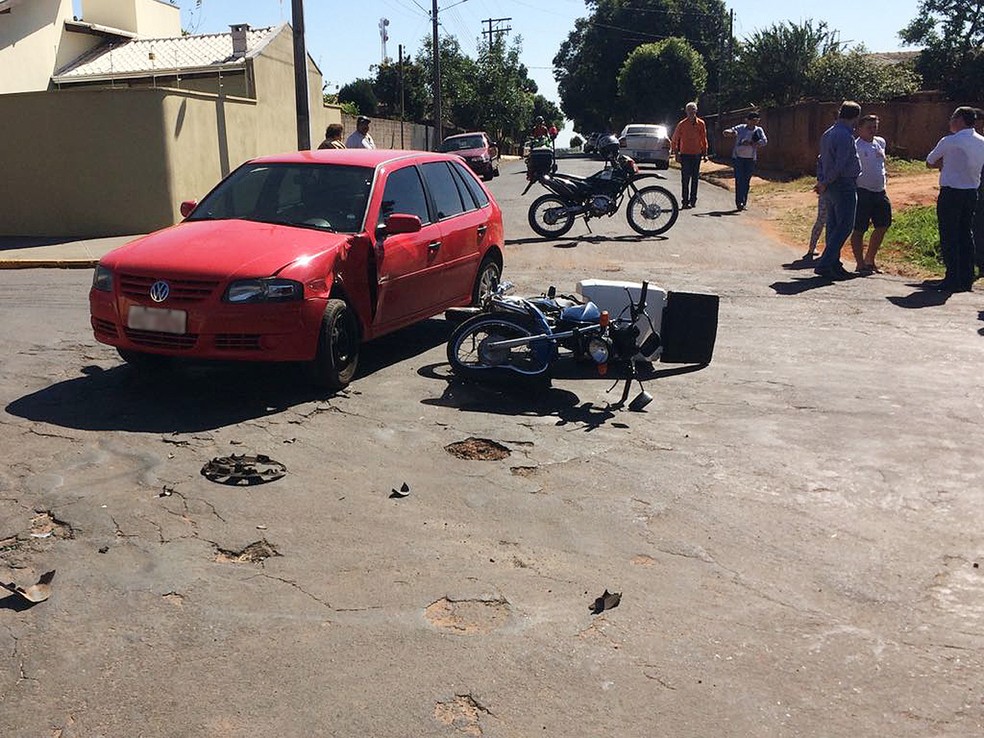 Motociclista colidiu lateralmente em carro (Foto: Demtram/Cedida)