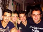 Joe Jonas curte a noite com amigos em São Paulo e dá gorjeta de US$ 100