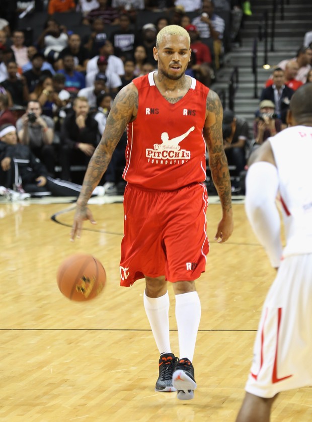 Chris Brown em jogo de basquete em Nova York, nos Estados Unidos (Foto: Jerritt Clark/ Getty Images)