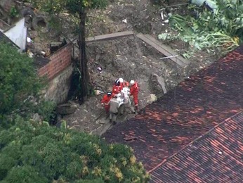 Bombeiros trabalham na área dos escombros. (Foto: Reprodução / TV Globo)