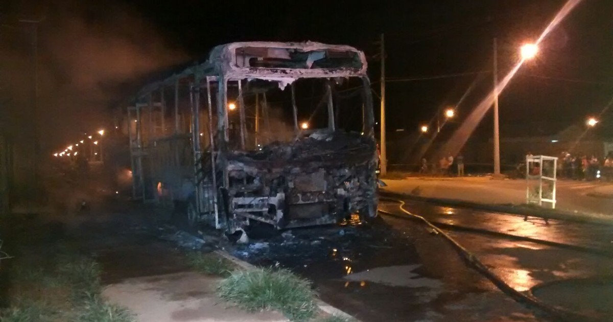 Outro ônibus do transporte coletivo é incendiado em Patos de Minas - Globo.com