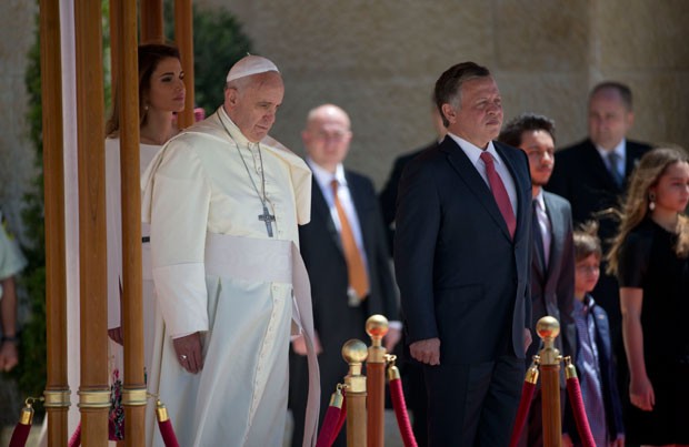 O Papa Francisco é recebido pelo Rei Abdullah, da Jordânia, neste sábado (24) em Amã (Foto: Andrew Medichini/AP)