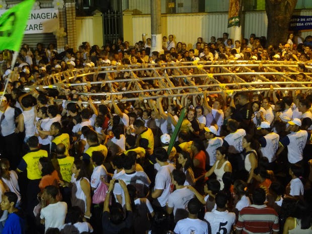Mais de sete mil fiés acompanharam a Trasladação atrelados a corda e às estações. (Foto: Pedro Cruz/ G1) Mais de sete mil fiés acompanharam a Trasladação atrelados a corda e às estações. (Foto: Pedro Cruz/ G1)