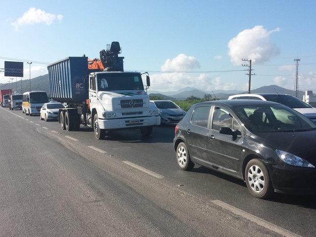 Velocidade média é de 40 km/h na BR-101 (Foto: Luiz Souza/RBS TV)