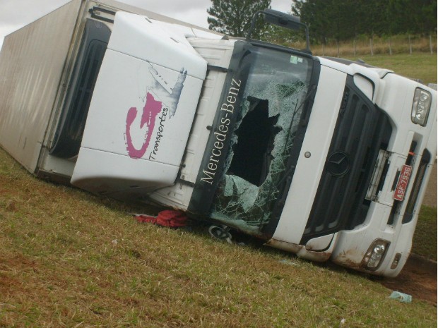 G1 Motorista morre após caminhão tombar em Itaberá notícias em