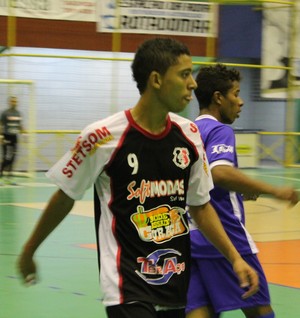 Thiaguinho do Santa Cruz foi o destaque do jogo na Copa TV Grande Rio de Futsal (Foto: Henrique Almeida)