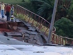 Asfalto cedeu em Itapetininga (Foto: Reprodução/TV TEM)