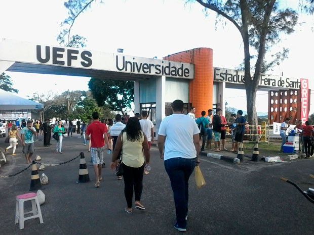 Estudantes que vão prestar vestibular da UEFS neste dominfgo (12), em Feira de Santana (Foto: Ney Silva/ Acorda Cidade)