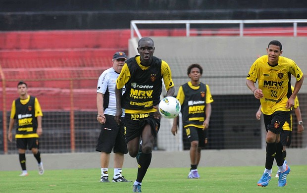 hugo sport treino (Foto: Aldo Carneiro / Pernambuco Press)