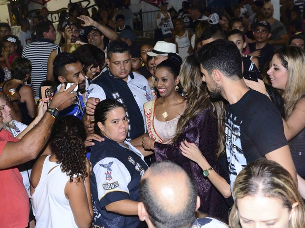 Sabrina Sato com fãs em ensaio na quadra dad Gaviões da Fiel em São Paulo (Foto: Leo Franco/ Ag. News)