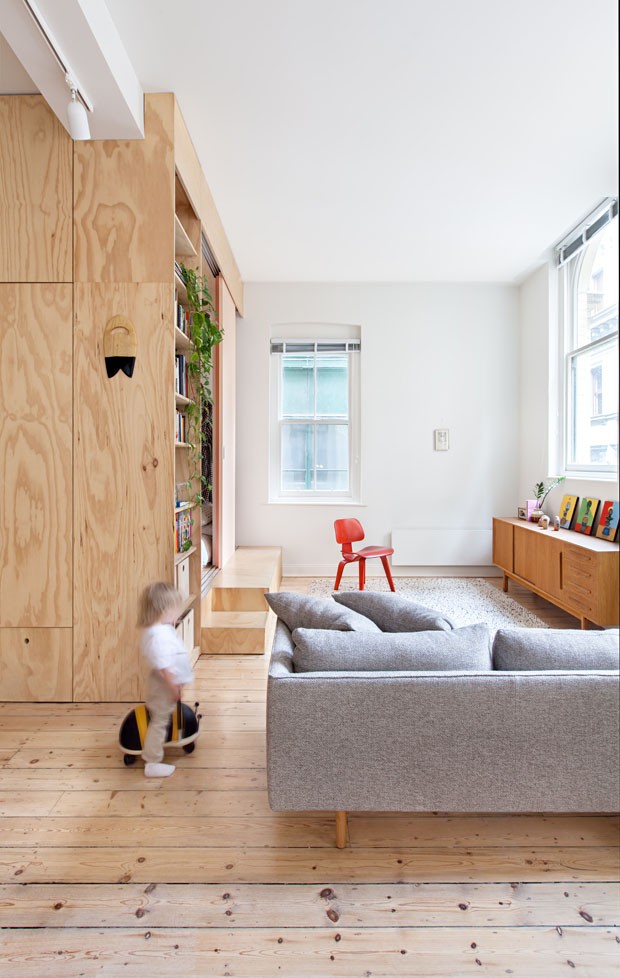 Apartamento pequeno ganha espaço e aconchego com móveis de madeira (Foto: Lisbeth Grosmann / Divulgação) Apartamento pequeno ganha espaço e aconchego com móveis de madeira (Foto: Lisbeth Grosmann / Divulgação)