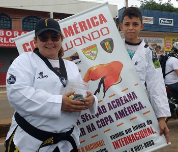 Lutadores acreanos vendem trufas para ir à Copa América de Taekwondo  (Foto: Saulo Negreiros)