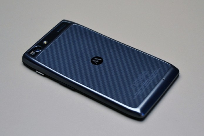 Traseira feita de kevlar do Razr Maxx (Foto: Stella Dauer/TechTudo) Traseira feita de kevlar do Razr Maxx (Foto: Stella Dauer/TechTudo)
