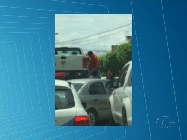 Mesmo com carro no guincho, juiz tentava evitar apreensão (Foto: Reprodução/TV Globo)