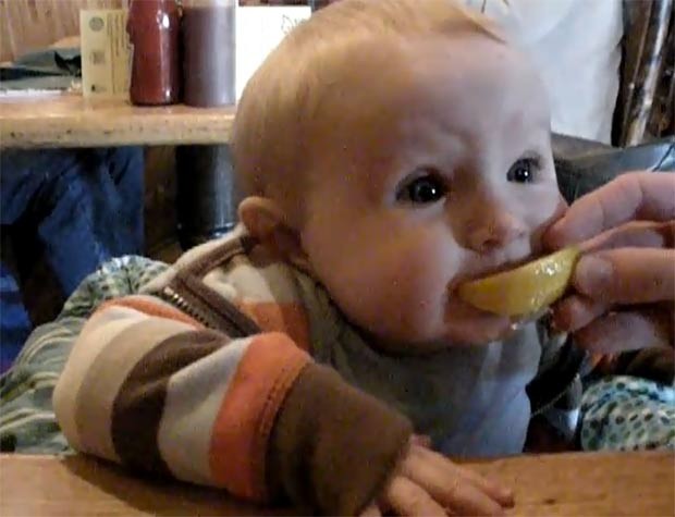 No ano passado, um vídeo que mostra um bebê reagindo após provar um limão pela primeira vez fez sucesso na internet. Em um primeiro momento, o bebê fez careta ao sentir o sabor azedo da fruta, mas, em seguida, parecia gostar ao provar o pedaço de limão outras vezes. (Foto: Reprodução)